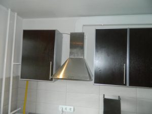 Установка вытяжки на кухне в Краснообске