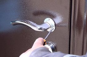 Замена дверной ручки металлической двери в Краснообске